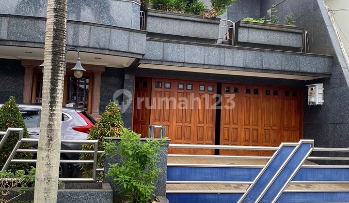 Two-story hook house in Tanjung Barat, South Jakarta. Two-story hook house in Tanjung Barat, South Jakarta.