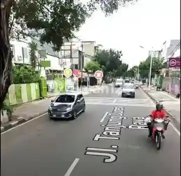 Rumah Cocok Untuk Usaha, Menghadap Jalan Raya, Tanjung Duren, Jakarta Barat 2