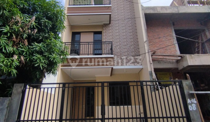 Rumah Baru Tiga Lantai, Meruya Utara, Jakarta Barat Rumah Baru Tiga Lantai, Meruya Utara, Jakarta Barat