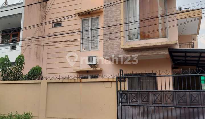 Rumah Hook Tiga Lantai, Taman Ratu, Jakarta Barat