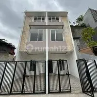 Rumah Gress Baru Dengan Arsitektur Yang Baik, Duri Kepa, Jakarta Barat