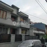 Rumah 2 Lantai Terawat Baik, Dekat Pusat Perbelanjaan, Tomang, Jakarta Barat