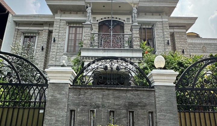 Luxurious Classic Victorian Castle Di Cipete Jakarta Selatan