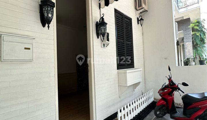 Disewakan Rumah Cantik 3 Lantai  Semi Furnished Klasik Di Lebak Bulus Dekat Mrt Fatmawati Jakarta Selatan