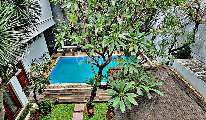 Rumah Menteng 3 Lantai Dengan Taman Besar Dan Kolam Berenang 2