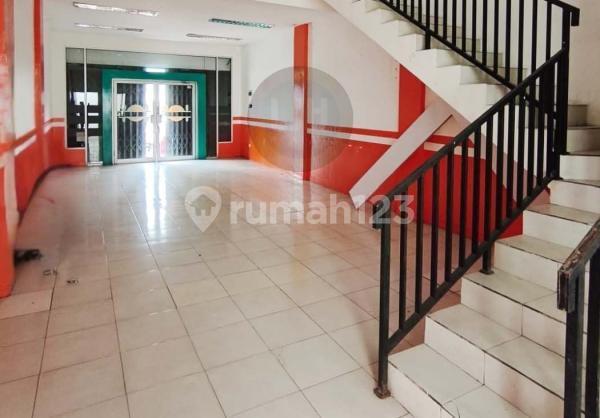 Shop house in a strategic and busy location, suitable for business in Pasar Anyar area, Tangerang City. 2