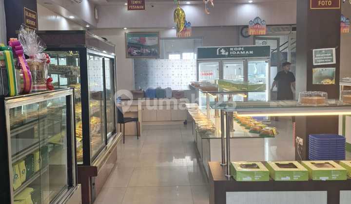 Ready-to-Use Commercial Building Excellent Location Suitable for Restaurants, Cafes, Bakeries, or Offices. 2