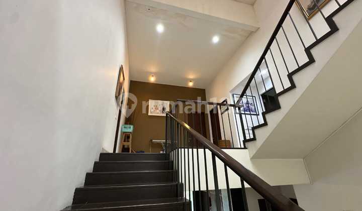 For sale. Fast. Luxury house in The Green Cluster Green Canyon area. Very strategic like a villa near KRL station. Has a beautiful pool. 2