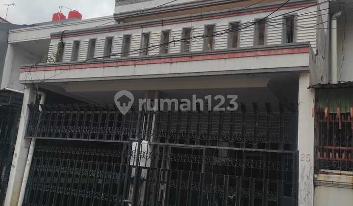 West Agung Rental House with 3-Storey Building, 90M Area, West Facing