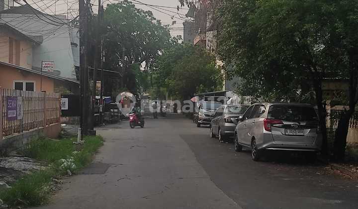 Sunter Agung street house, 3 cars wide, 210m² area, facing west, good condition. 2