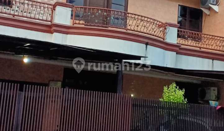 Gading Kirana Luas 180M Bangunan 2.5 Lantai Harga Nego Lingkungan Nyaman 1