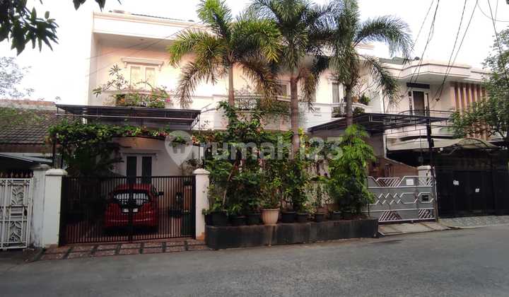 Sunter Agung street house, 3 cars wide, 210m² area, facing west, good condition. Sunter Agung street house, 3 cars wide, 210m² area, facing west, good condition.