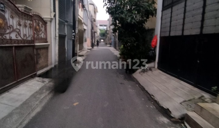 rumah pademangan bangunan 3,5 lantai hadap selatan-barat luas 49m 2