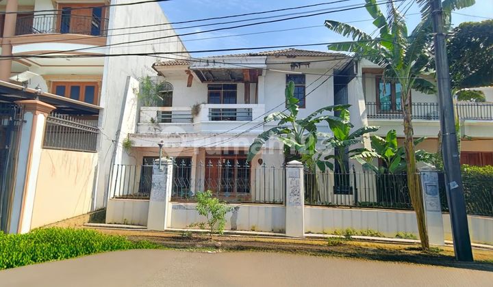 Beautiful coconut leaf in Kelapa Gading, 187m2 building area, 2 floors, facing south.