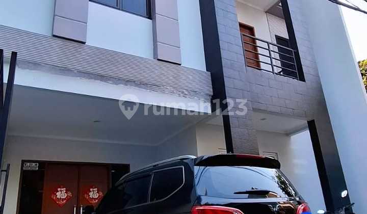 A 3-story house in Sunter Agung, still in good condition and habitable, negotiable price.