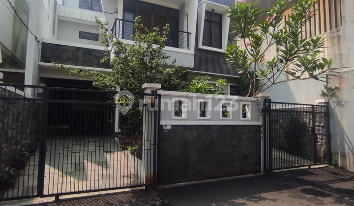 Nice south-facing house, 180m wide, 2.5-story building, already elevated from the road.