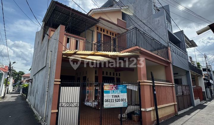 Dijual Rumah 2 Lantai Hoek di Tebet Jakarta Selatan