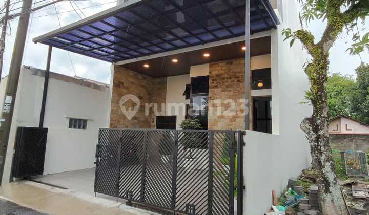 Rumah 2 Lantai Siap Huni Desain Kontemporer Modern di Jl.kaliurang Km 7,Dekat Kampus Ugm