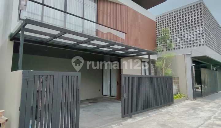 Rumah Konsep Villa Fully Furnished & Private Pool di Area Maguwoharjo Sleman