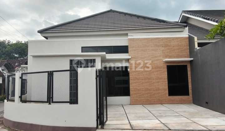 Ready-to-Occupy House with Modern Limasan Design on Jl. Godean, Near Unisa Campus 2