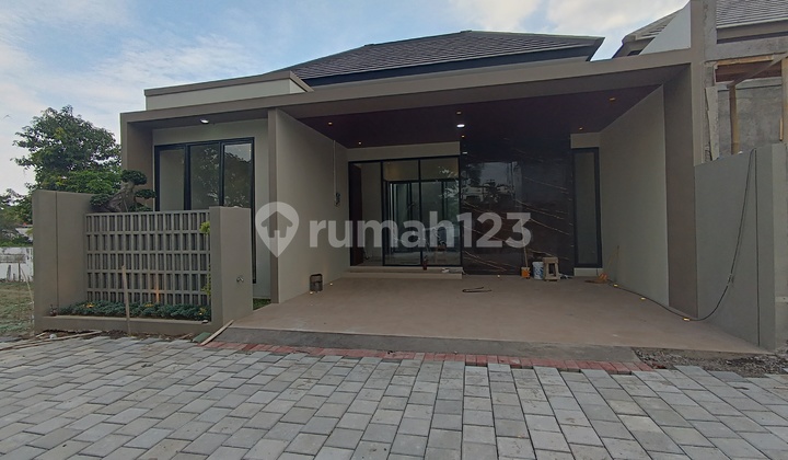 Ready-to-Live Modern Design House, Carport Fits 2 Cars, In Maguwoharjo Near Hermina Hospital. Ready-to-Live Modern Design House, Carport Fits 2 Cars, In Maguwoharjo Near Hermina Hospital.