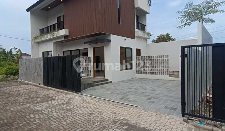 Luxurious 2-Story Modern Design House on Jl. Palagan Km 9, Near SCH