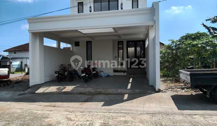 Rumah Baru 2 Lantai Desain American Classic di Maguwoharjo Sleman,Dekat Hotel Grand Orchid