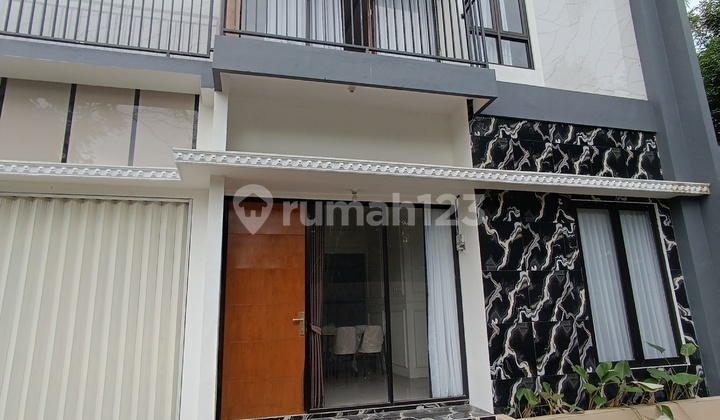 Rumah 2 lantai Desain Kontemporer Modern Di jakal km 13,Dekat Kampus UII