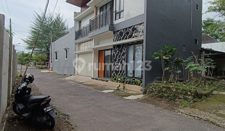 Rumah 2 lantai Desain Kontemporer Modern Di jakal km 13,Dekat Kampus UII Rumah 2 lantai Desain Kontemporer Modern Di jakal km 13,Dekat Kampus UII