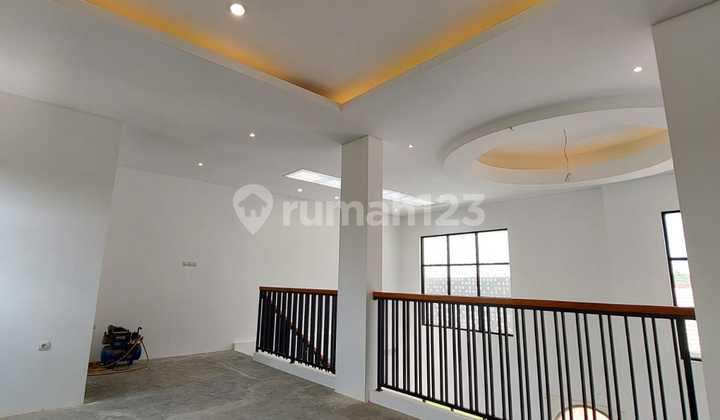 Rumah modern 3 Lantai Di jl.Kaliurang Km 7,Dekat KAMPUS UGM Dan AL AZHAR  CHAIRO