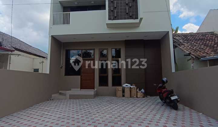 Rumah siap huni Desain Kontemporer Modern Di Jl Kaliurang Km 6,Dekat Kampus UGM