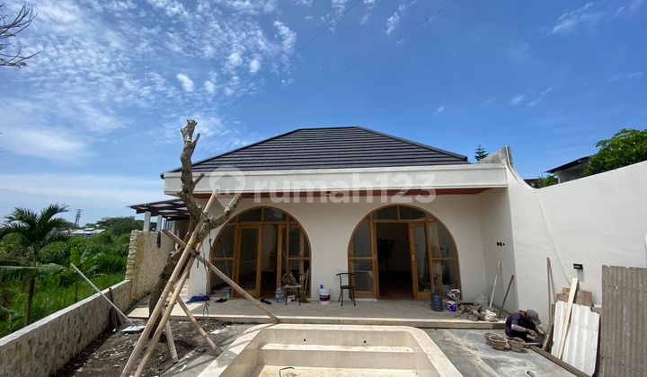 Villa Private Poll Desain Classic di Jl.palagan KM 7,Utara Hotel Hyatt