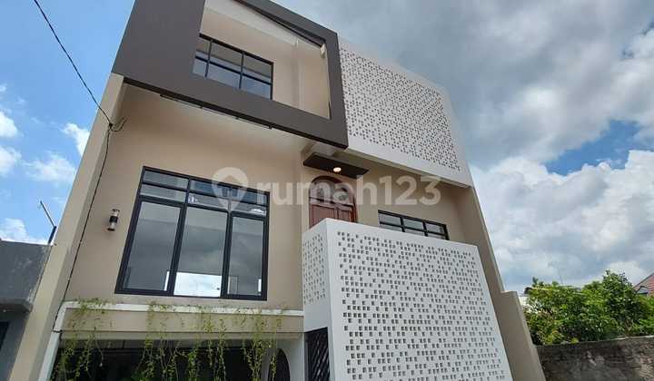 Rumah modern 3 Lantai Di jl.Kaliurang Km 7,Dekat KAMPUS UGM Dan AL AZHAR  CHAIRO