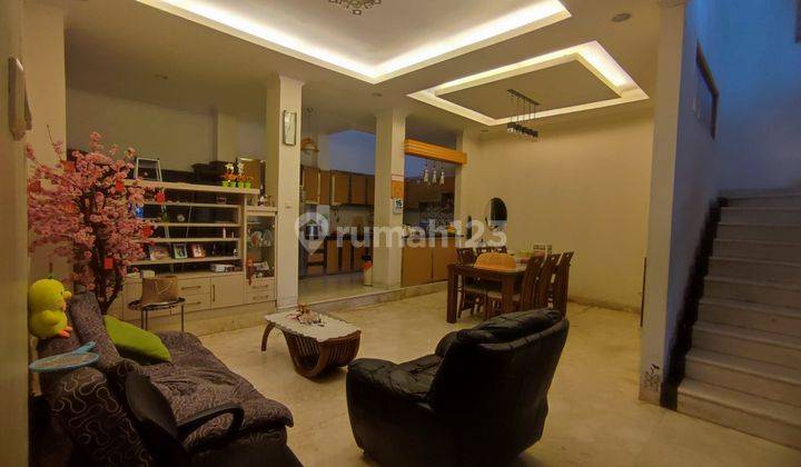 Rumah 2lt luas 200m type 5KT Royal Residence Jakarta Timur 1