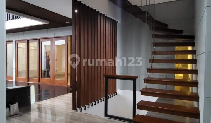 Rumah Hoek Dengan Roof Top Dan Swimming Pool Di Pondok Indah 2