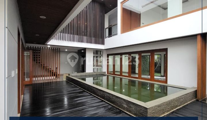 Rumah Hoek Dengan Roof Top Dan Swimming Pool Di Pondok Indah