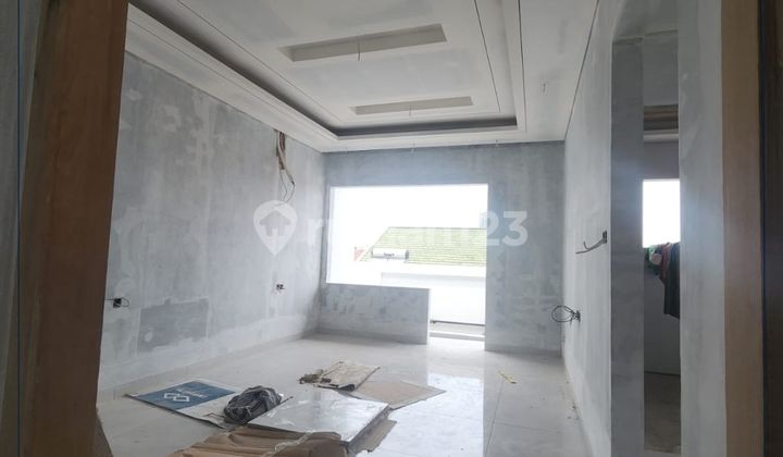 Rumah Baru Luas 200 Meter Lebih Full Furnished, Hadap Timur - Puri Indah 2