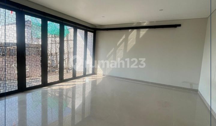 For Sale !!!

brand New House 5+1 Kamar
-- Serenade, Pik 2