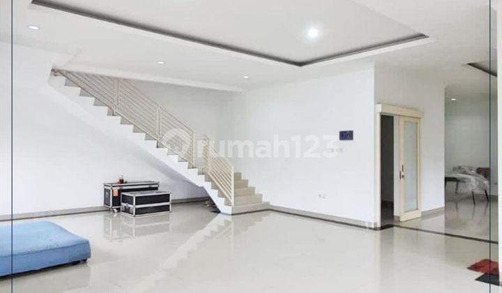 Cheap !! 5-Bedroom Corner House, Clean And Ready To Occupy In Kebon Jeruk Indah Complex 2