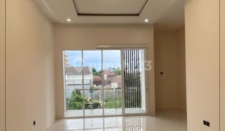 Murah ! Rumah Bagus 4 Kamar, Baru Selesai Bangun, Masuk 2 Mobil di Meruya 2