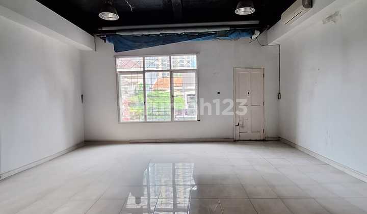 Ready-to-Occupy Pondok Indah House. Suitable for New Families, Strategically Located in the City Center. 2