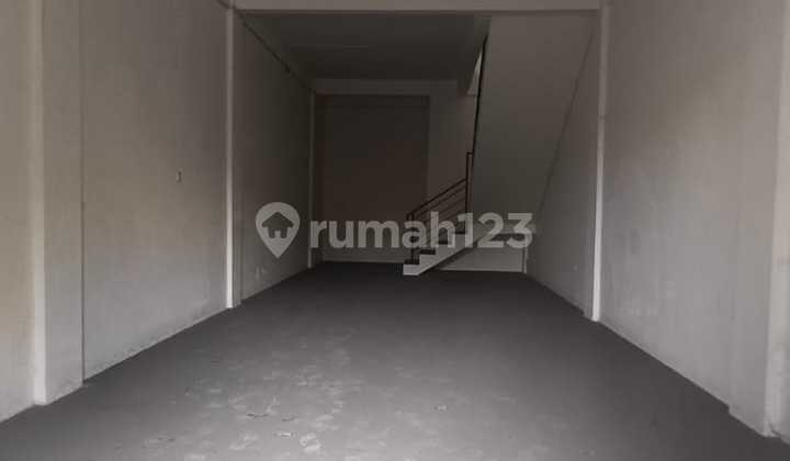 Ready-to-Use 3-Storey Shop House in Culinary and Commercial Area with Spacious Parking 2