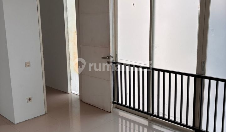 For rent: Modern 2-story affordable residential house in Forest Mansion housing complex, West Surabaya, wide road access, 24-hour security, close to Pakuwon Mall. 2