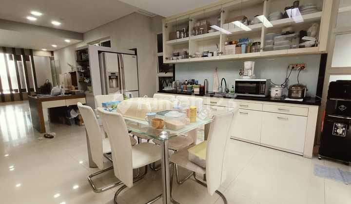 For Sale Shop House in a Busy Location Manyar Kertoarjo - Suitable for Business 2