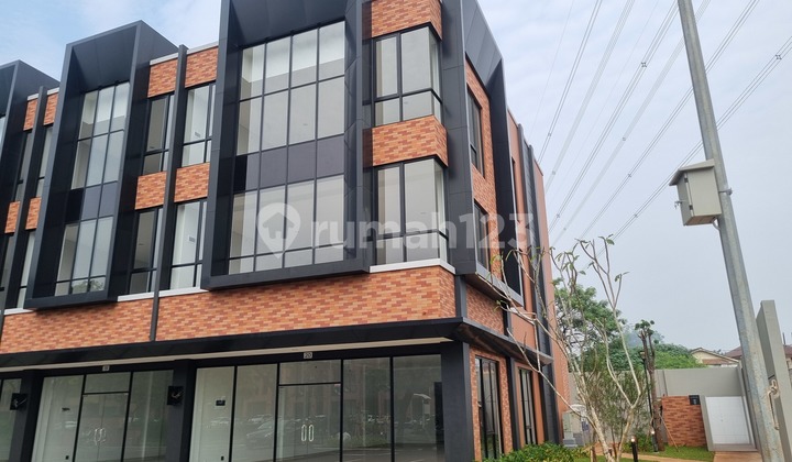 Ruko Lloyd Lift Hoek + Garden Terbesar Hadap Jalan Persis Di Seberang Winona Alam Sutera