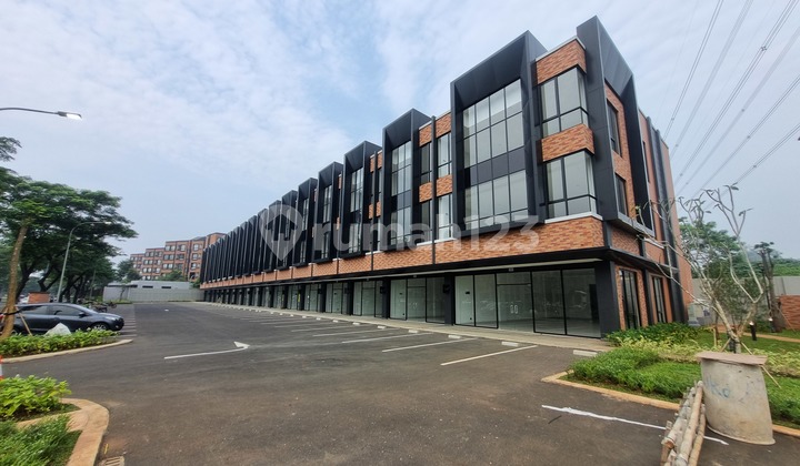 Ruko Lloyd Lift Hoek + Garden Terbesar Hadap Jalan Persis Di Seberang Winona Alam Sutera