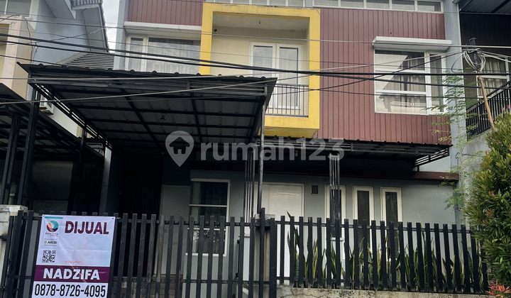 2-Story House in Bukit Golf Riverside Cibubur, Strategic Location near Toll Gate.