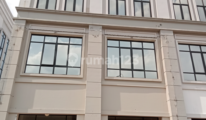 A nice 4-story shophouse in Kelapa Gading A nice 4-story shophouse in Kelapa Gading