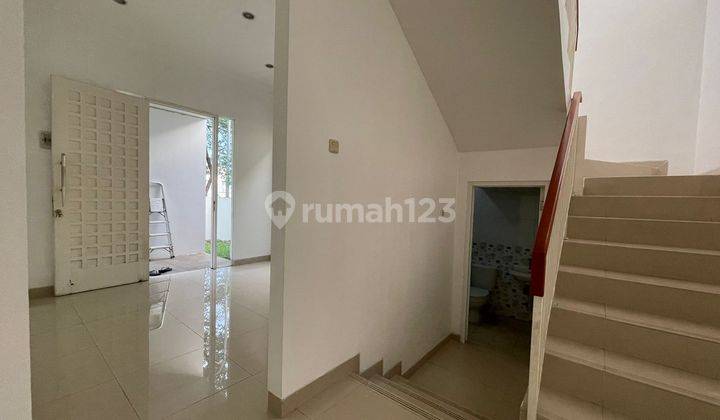 Rumah Bulovard 2 Lantai Bagus Unfurnished SHM Hadap Selatan  2