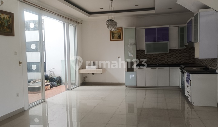 Bebas Banjir, Rumah, 2 Lantai, SHM Lokasi Hook 4+1 Kamar Tidur